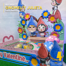 Detalhe frontal da bandeja Gnomeu e Julieta com recortes delicados e acabamento artesanal