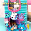 Caixa A Casa Mágica da Gabby aberta com interior decorado e espaço para lembrancinhas