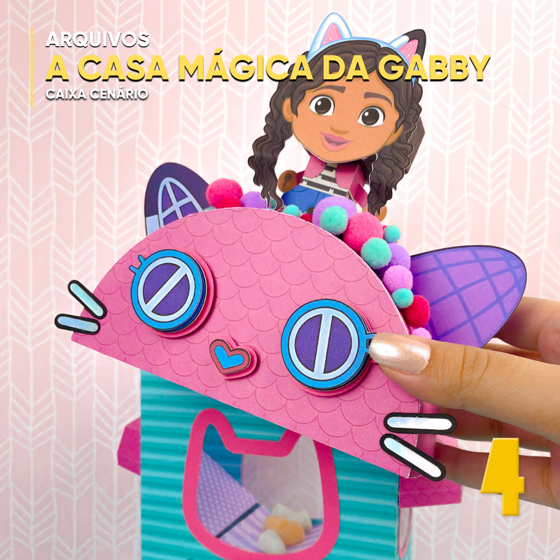 Detalhe frontal da caixa A Casa Mágica da Gabby mostrando recortes delicados e acabamento artesanal