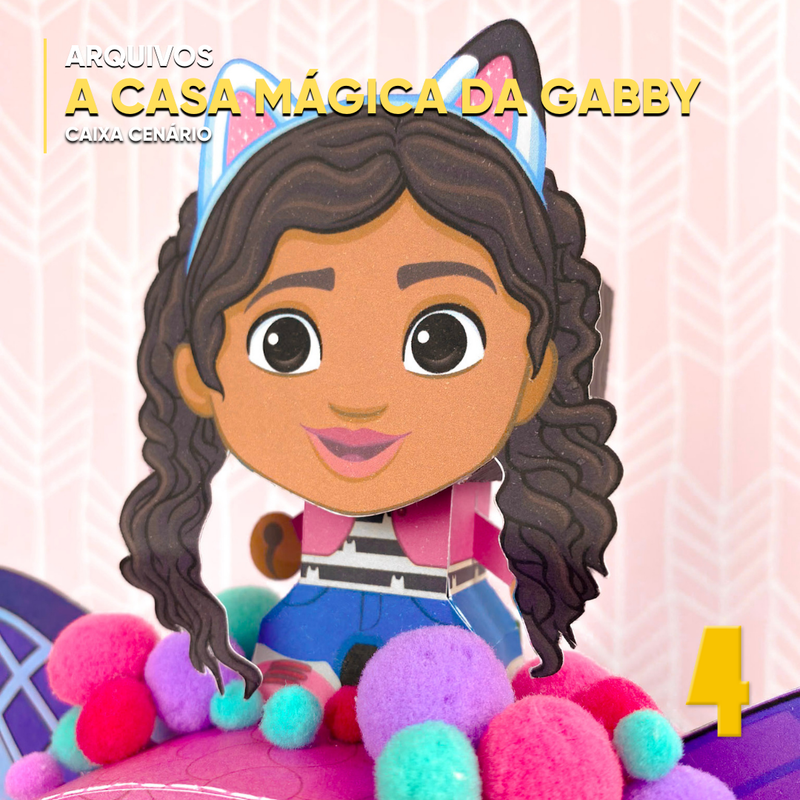 Vista lateral da caixa A Casa Mágica da Gabby com ilustrações vibrantes e detalhes decorativos