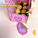 Vista lateral da caixa bolsa florida mostrando o design artesanal e cores vibrantes