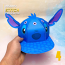Detalhe frontal da caixa boné de atividades Lilo e Stitch com recortes precisos e cores vibrantes