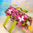 Vista lateral mostrando os detalhes e acabamentos da caixa cesta de flores artesanal