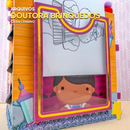 Caixa de atividades Doutora Brinquedos aberta com espaço interno para brincadeiras e lembrancinhas