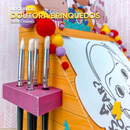 Vista lateral da caixa de atividades Doutora Brinquedos mostrando os personagens e o design criativo