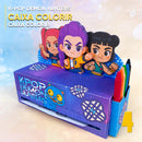 Caixa de colorir Guerreiras do K-Pop aberta com espaço interno para lápis e atividades infantis