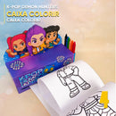 Detalhe frontal da caixa de colorir Guerreiras do K-Pop com recortes coloridos e ilustrações criativas