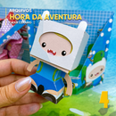 Detalhe frontal da caixa Hora de Aventura com recortes coloridos e acabamento artesanal