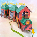 Detalhe frontal da Caixa Locomotiva de Natal mostrando recortes precisos, janelas e enfeites natalinos