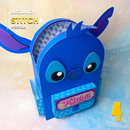 Detalhe frontal da caixa mochila Lilo e Stitch com ilustrações coloridas e recortes precisos
