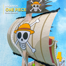 Vista lateral da caixa One Piece mostrando o acabamento artesanal e cores vibrantes