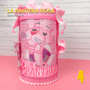 Detalhe frontal da caixa Pantera Cor-de-Rosa com recortes delicados e acabamento artesanal