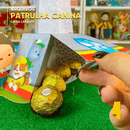 Vista lateral da caixa Patrulha Canina com ilustrações dos filhotes e detalhes decorativos