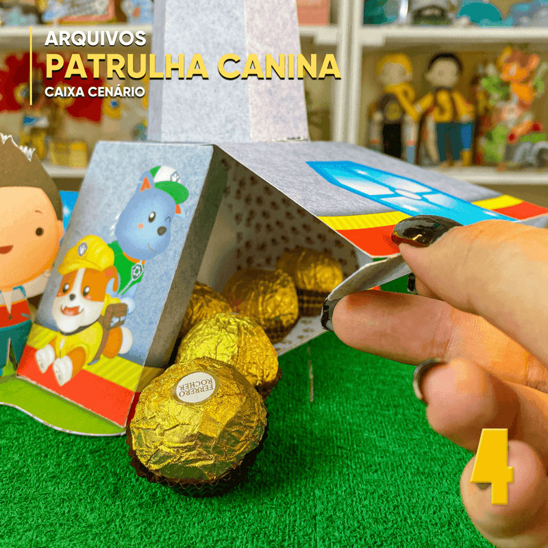 Vista lateral da caixa Patrulha Canina com ilustrações dos filhotes e detalhes decorativos