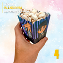 Detalhe frontal da caixa pipoca Wandinha com recortes delicados e estilo gótico em papelaria criativa