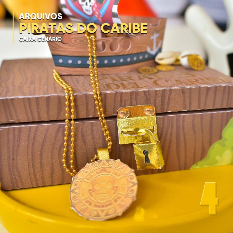 Detalhe frontal da caixa Piratas do Caribe mostrando recortes detalhados e acabamento envelhecido artesanal