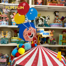 Vista lateral da caixa Plim Plim mostrando o acabamento artesanal e as cores vibrantes