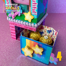 Caixa Trolls aberta com interior decorado e espaço para lembrancinhas