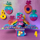 Detalhe frontal da caixa Trolls com recortes coloridos e acabamento artesanal