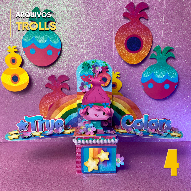 Detalhe frontal da caixa Trolls com recortes coloridos e acabamento artesanal