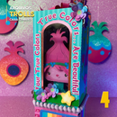 Vista lateral da caixa Trolls mostrando os detalhes dos personagens e o design divertido