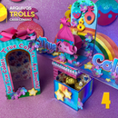 Caixa Trolls personalizada com cores vibrantes e personagens alegres em papelaria criativa