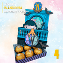 Detalhe frontal da caixa Wandinha com recortes delicados e acabamento artesanal em tons escuros