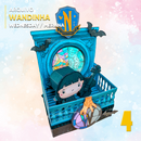 Vista lateral da caixa Wandinha mostrando o design criativo e detalhes góticos da papelaria