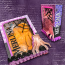 Detalle frontal del Especial Merlina mostrando recortes precisos y estilo gótico característico