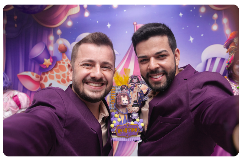 Foto dos meninos da equipe Quatro Cambalhotas com estilo criativo e expressão alegre, representando o espírito artístico da marca