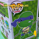 Detalhe frontal do Funko Pop Donatello mostrando recortes precisos e acabamento artesanal