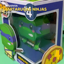 Vista lateral do Funko Pop Donatello com detalhes da faixa roxa e postura clássica do personagem