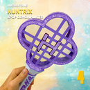 Detalhe frontal do Microfone Huntrix Guerreiras do K-Pop mostrando recortes precisos e acabamento artesanal