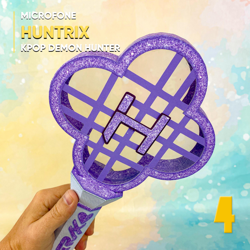 Detalhe frontal do Microfone Huntrix Guerreiras do K-Pop mostrando recortes precisos e acabamento artesanal