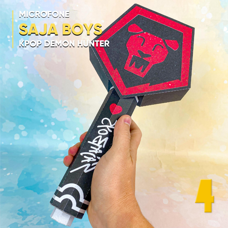 Detalhe frontal do Microfone Saja Boys Guerreiras do K-Pop mostrando recortes precisos e acabamento brilhante