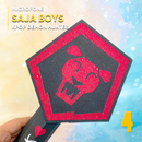 Vista lateral do Microfone Saja Boys Guerreiras do K-Pop com detalhes decorativos e cores vibrantes