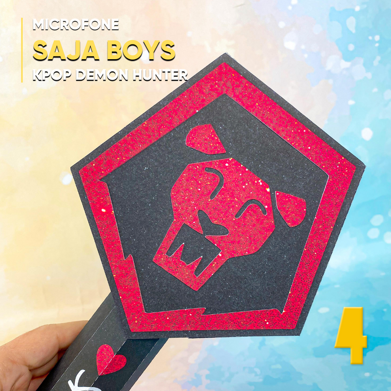 Vista lateral do Microfone Saja Boys Guerreiras do K-Pop com detalhes decorativos e cores vibrantes