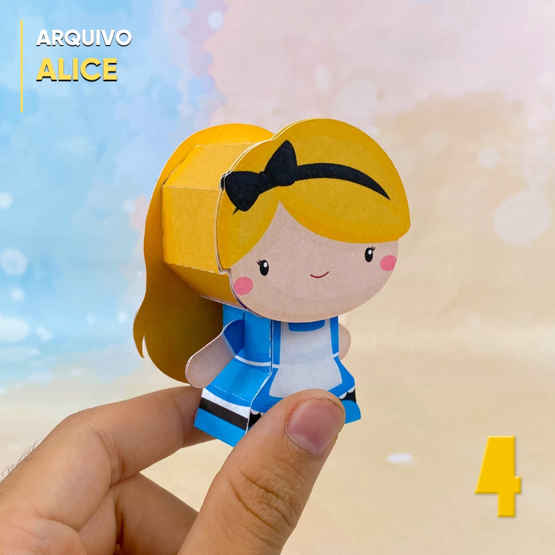 Vista lateral do Papertoy Alice mostrando os detalhes do vestido e acabamento artesanal