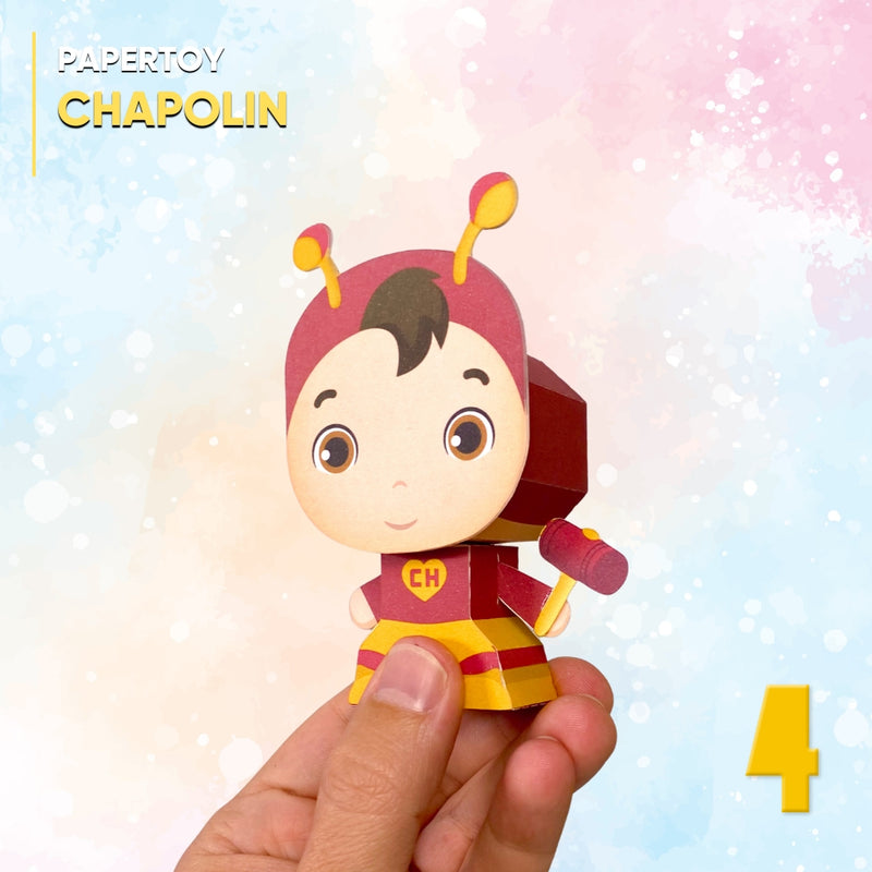 Vista lateral do Papertoy Chapolin mostrando os detalhes do uniforme e acabamento artesanal
