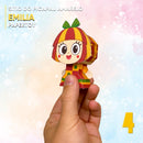 Vista lateral do Papertoy Emília mostrando os detalhes do vestido e acabamento artesanal