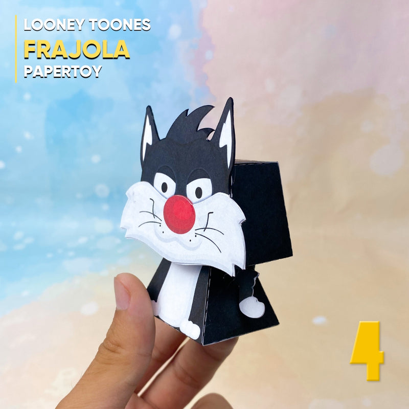 Vista lateral do Papertoy Frajola mostrando detalhes do personagem e acabamento artesanal