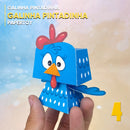 Vista lateral do Papertoy Galinha Pintadinha mostrando os detalhes das asas e acabamento artesanal