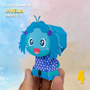 Vista lateral do Papertoy Inveja mostrando os detalhes da roupa azul e acabamento artesanal