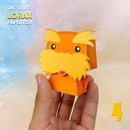 Vista lateral do Papertoy Lorax mostrando os detalhes do personagem e acabamento artesanal