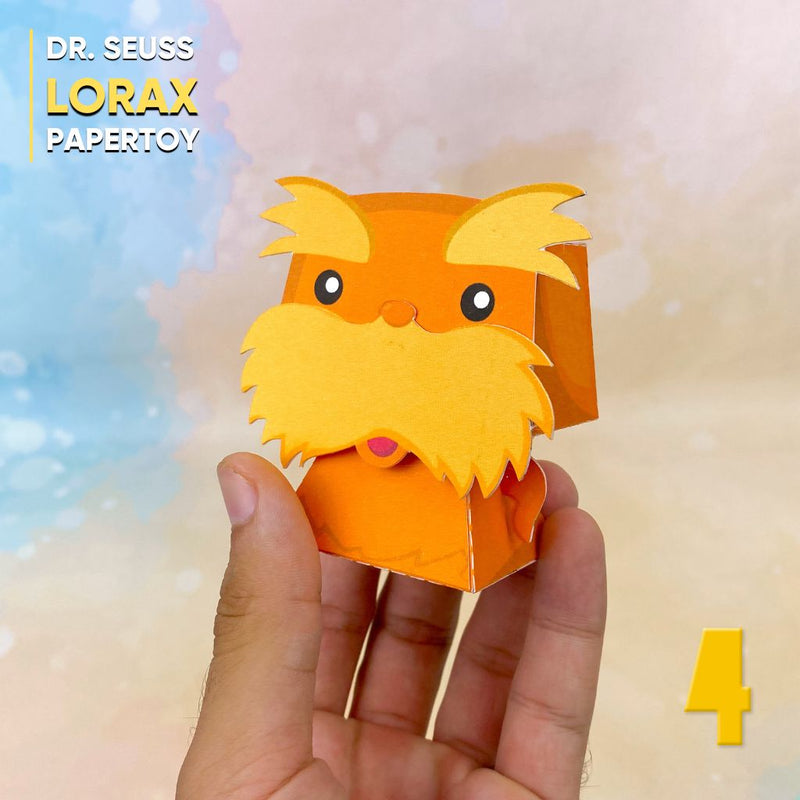 Vista lateral do Papertoy Lorax mostrando os detalhes do personagem e acabamento artesanal