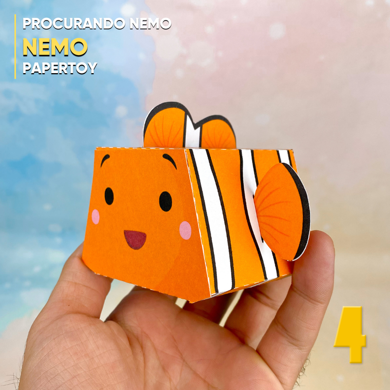 Vista lateral do Papertoy Nemo mostrando detalhes das nadadeiras e acabamento artesanal