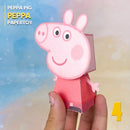 Vista lateral do Papertoy Peppa Pig mostrando detalhes do vestido vermelho e acabamento artesanal