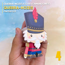 Vista lateral do Papertoy Quebra-Nozes mostrando o uniforme detalhado e acabamento artesanal