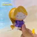 Vista lateral do Papertoy Rapunzel mostrando detalhes do cabelo e acabamento artesanal