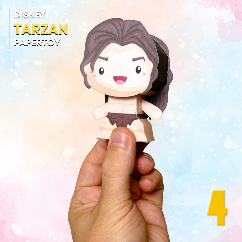 Detalhe frontal do Papertoy Tarzan mostrando acabamento artesanal, cores vibrantes e estilo divertido perfeito para montagem e colecionadores